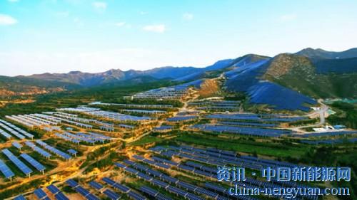                                                                                                                                                                     	　　近几年来，中国光伏公司扎堆从纳斯达克逃离的场景，一如13年前扎堆上市。	　　在经历了长达三年的拉锯战后，河北晶龙集团董事长靳保芳终于如愿以偿