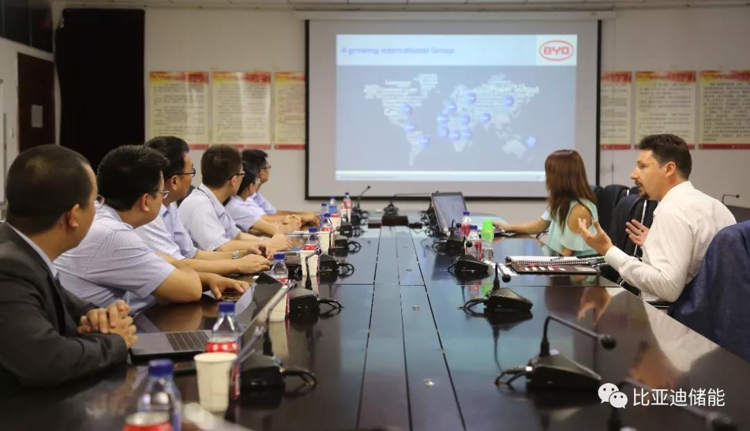 中国储能网讯:7月18日,比亚迪与CMI在深举行MOU签约仪式,旨在对未来双方项目开发、合作框架范围奠定基础及建立规范。CMI公司希望可以借助双方合作调试CMI的能源管理系统(EMS)以优化不同电网服务的商业模型,并为后续长期开发储能项目积累默契和经验