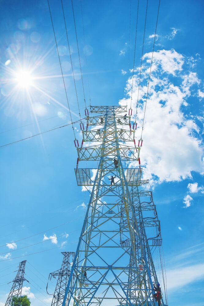 　　7月4日，海南電網(wǎng)公司單個投資最大、占地面積最小、技術標準最高、變電容量最大的220千伏變電站——220千伏吉陽變電站在三亞成功投運。　　今年上半年，海南西南電廠—望樓220千伏線路新建工程、?？陟`山10千伏美盛線大林市6號低壓臺區(qū)新建工程等一批工程投產(chǎn)并獲“2018年度中國南方電網(wǎng)優(yōu)質(zhì)工程獎”，首次突破歷年年度網(wǎng)優(yōu)個數(shù)記錄