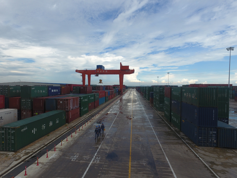 　　　　6月20日，首個冷鏈集裝箱專列從廣西防城港車站開出，防城港—重慶團結(jié)村冷鏈集裝箱專列正式開通;6月28日，“廣西北部灣港—四川宜賓”南向通道海鐵聯(lián)運班列首發(fā)儀式在廣西欽州港東站舉行……　　陸海相連，陸路聯(lián)通，一條從中國西部連接到東南亞國家的國際貿(mào)易物流大動脈——南向通道，不斷有新的班列開通，貨物往來繁忙，車輛熙熙攘攘，為新時代向海經(jīng)濟注入新的“血液”。經(jīng)濟發(fā)展，電力先行