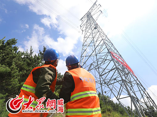7月20日上午9时许,在威海市嵩山街道五家疃附近,中国铁塔公司威海分公司的两名作业人员,登上国网威海供电公司35千伏戚林(凤高)线曲阜支线5号塔,安装通信基站设施,借助已建成的输电塔实现通信传输。据悉,这是国家电网公司和中国铁塔公司在山东境内开展的首例合作项目,是山东境内开放的首座“共享铁塔”