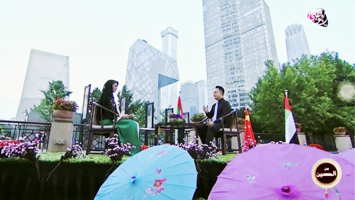 原标题：伟大技术！阿联酋官方电视台专访汉能            7月21日，在中阿两国领导人会晤期间，两国的官方电视台——阿布扎比电视台与中国中央电视台联合进行了对中国成就的一系列直播报道。作为中国科技创新企业的代表，汉能首席内容官庄稀海接受了阿布扎比电视台主持人Nada的专访，向海内外观众详细介绍了汉能以移动能源为主线的薄膜太阳能技术、产品及全套解决方案，并对汉能在全球领域的投入和布局进行了展望