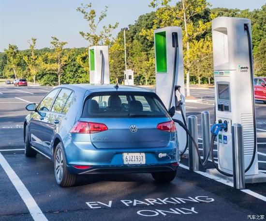 据了解,Electrify Canada计划在加拿大的不列颠哥伦比亚省、阿尔伯塔省、安大略省和魁北克省的主要高速公路和市区建设32个超快速充电站(ultra-fast charging stations)。日前,大众集团宣布将于加拿大成立一家名为Electrify Canada的新公司,该公司的主要业务是在加拿大建设快速充电站,类似于该集团在美国成立的Electrify America子公司