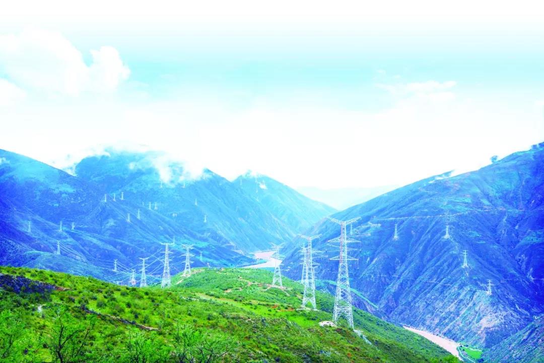 　　1978—2018 ˙ 能源發(fā)展特別報(bào)道　　我國(guó)的電力事業(yè)起步比西方國(guó)家晚了80年，但新中國(guó)成立以來，尤其是經(jīng)過改革開放40年的發(fā)展，我國(guó)已成為名副其實(shí)的電力大國(guó)?！　≡趪?guó)內(nèi)，電網(wǎng)從獨(dú)立、分散、弱小逐步建成全國(guó)互聯(lián)、互通、互供的統(tǒng)一大電網(wǎng)，解決了無(wú)電人口用電問題，為經(jīng)濟(jì)社會(huì)發(fā)展提供了不竭動(dòng)力