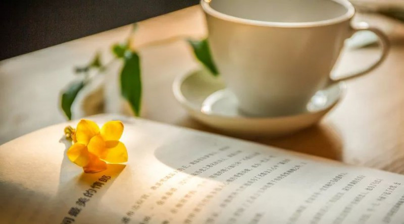 原标题:光伏下午茶(第649期) 现在是新能源长达10年黄金发展周期的起点 消息称,已经初拟了新的光伏电站标杆上网电价和分布式发电度电补贴的下调方案,各项均下调0.05元/千瓦时,即从0.75、0.65、0.55和0.37元/千瓦时下调至0.7、0.6、0.5和0.32元/千瓦时 中国能源结构在中国经济保持稳步增长和日益严格的环保以及减排要求下将发生巨变,在政策方向背后经济性才是推动行业不断发展的最终动力 在能源成本下降的大背景下,只有能带动成本下降的企业才有机会带来超额回报 估算能