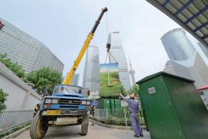 　　7月22日12時30分，臺風“安比”在上海崇明登陸。此時，受臺風影響，位于浙江省中北部的紹興暴雨如注，在紹興供電公司供電服務指揮中心內(nèi)，調(diào)度、搶修、調(diào)控等6個班組員工嚴陣以待，準備隨時應對臺風帶來的考驗