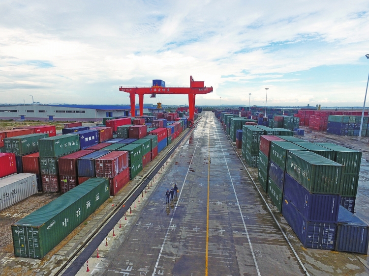 　　广西电网公司工作人员在广西钦州祥龙物流园了解园区用电情况。　包昌钊 摄　　6月20日，首个冷链集装箱专列从广西防城港车站开出，防城港&mdash;重庆团结村冷链集装箱专列正式开通；6月28日，&ldquo;广西北部湾港&mdash;四川宜宾&rdquo;南向通道海铁联运班列首发仪式在广西钦州港东站举行&hellip;&hellip;　　陆海相连，陆路联通，一条从中国西部连接到东南亚国家的国际贸易物流大动脉&mdash;&mdash;南向通道，不断有新的班列开通，货物往来繁忙，车辆熙熙攘攘，为