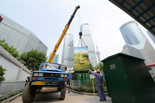 				上海浦东陆家嘴电网改造工程现场。 张锐楠 摄　　7月22日12时30分，台风“安比”在上海崇明登陆
