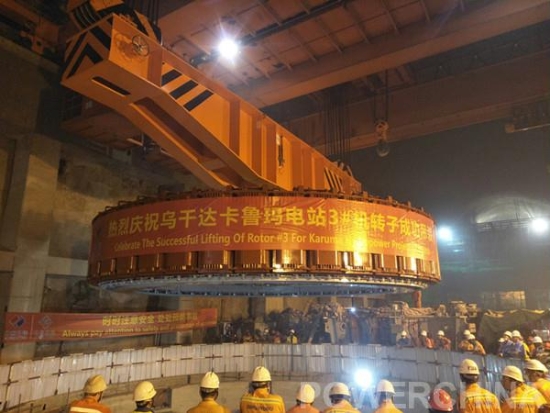 近日,乌干达卡鲁玛水电站首台发电机转子一次性吊装成功。发电机转子平稳、精确地穿过机坑,准确到达安装位置,整个过程历时近5个小时,为3号水轮发电机组年底成功发电奠定了良好的基础
