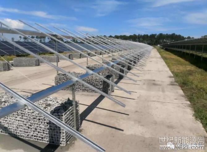 针对地面光伏电站的支架安装施工市场,APA Solar近期推出了一款无需混凝土压载设计的产品Geoballast。该产品曾在今年7月的Intersolar North America上展出过