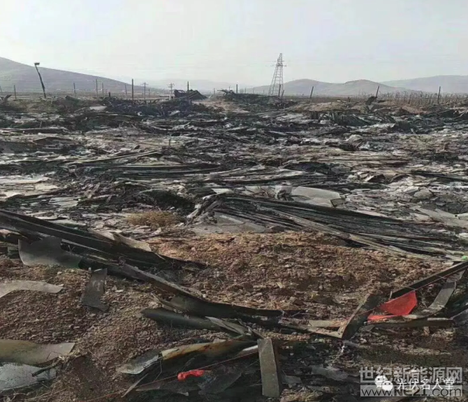今天朋友说:河北某地100兆瓦集中式光伏电站着火,现场烧的换七八糟。火灾后现场如图所示:
那么很多人关心光伏电站如何预防起火
一场火,烧光了整个电站,该如何做好电站防火刻不容缓!
1、火灾危险性分析
光伏电站火灾危险性较大的设备有汇流箱、逆变器、蓄电池、连接器、配电柜及变压器,易发生电气火灾