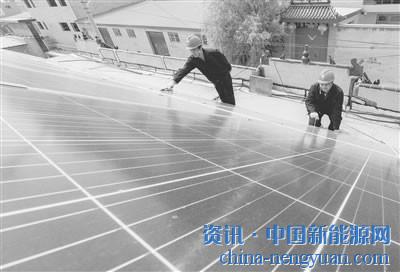 7月29日,河北省邯郸市新区供电公司员工在邯郸市丛台区东尚壁村一户村民屋顶检修光伏发电设备。
近年来,河北省邯郸市积极探索光伏扶贫模式,大力推进乡村家庭屋顶光伏发电精