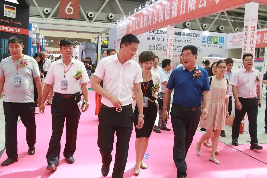 　　【中国仪表网 仪表展会】为期三天的2018中国(甘肃)国际暖通展览会于7月29日圆满闭幕！北展东方会展服务有限公司携暖通行业300余家知名企业精彩亮相，展示了以清洁供暖技术为核心的&ldquo;煤改电、煤改气&rdquo;全面解决方案，展会现场精彩纷呈，好评如潮。&nbsp;　　亮点凸显 更接地气&nbsp;　　此次展会由中国建筑材料流通协会电供暖委员会、北展东方会展服务有限公司主办，新疆北展东方会展服务有限公司、山西北展东方会展服务有限公司承办，甘肃省环境保护厅支持举办