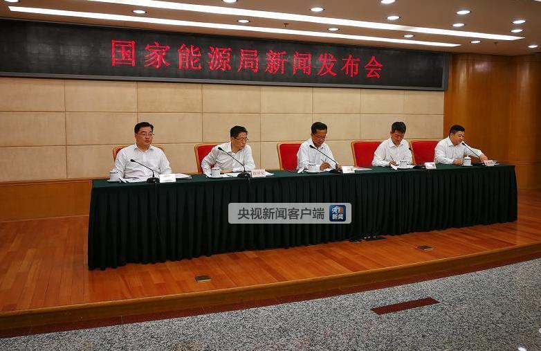 原标题：上半年能源消费持续回暖 电力增速提高3.1个百分点             央视网消息：国家能源局今天举行新闻发布会，发布了上半年我国能源发展形势，上半年，经济运行延续稳中向好态势，叠加天气因素，全国能源消费持续回暖。 最新数据表明，上半年，煤炭消费稳中有升，同比增长3.1%左右
