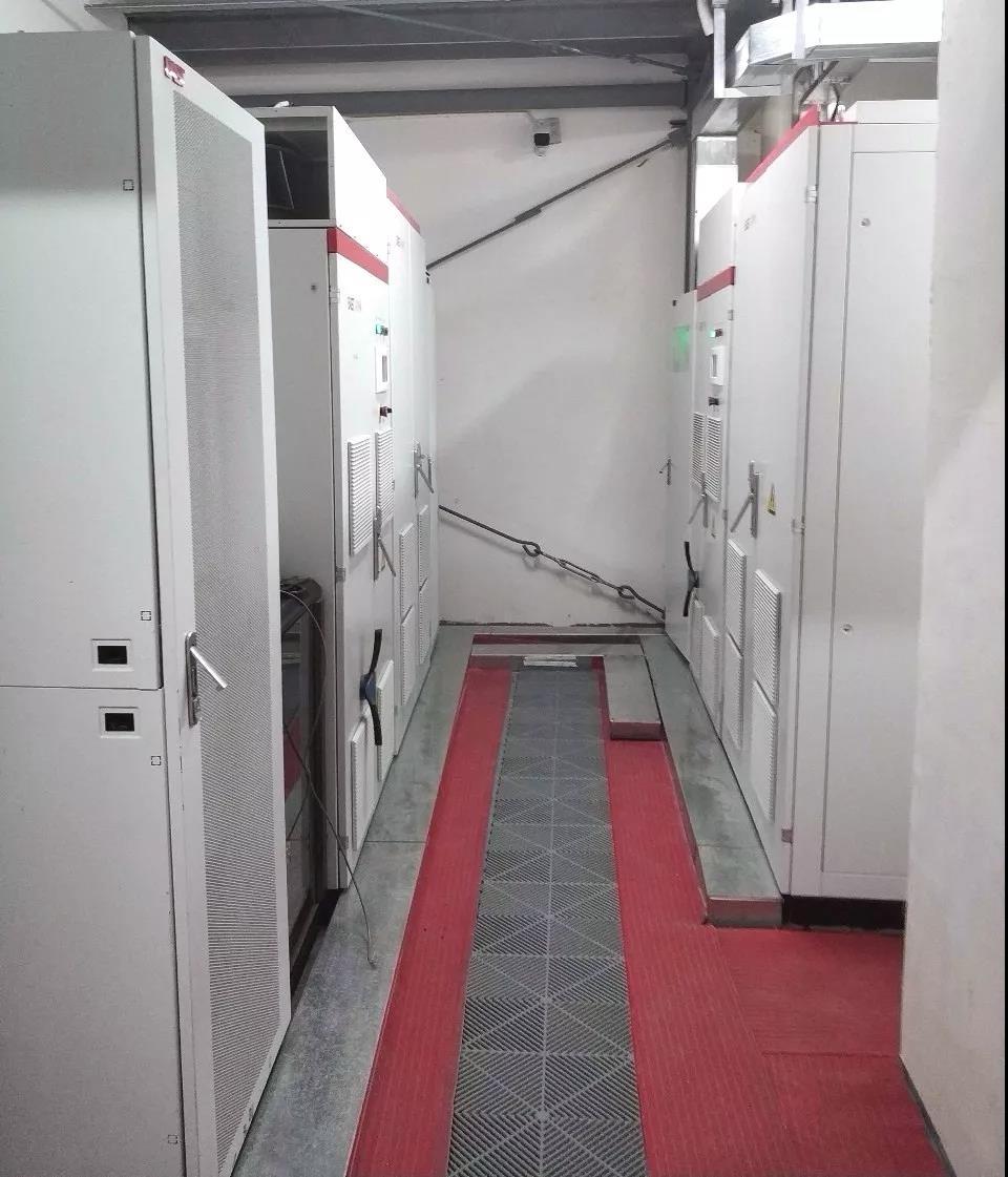 	中国储能网讯：随着目前用户侧电力市场改革的推进，以及综合能源服务，售电业务，分布式光伏市场化的快速发展，工商业储能市场需求越来越明确，商业模式也越来越清晰。	首先，储能电池价格的大幅下降促进工商业储能收益率越来越好