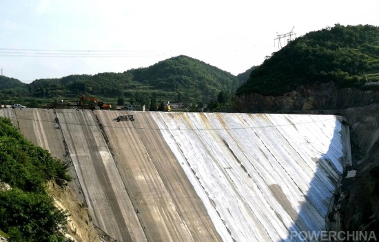 　　日前，由水电九局承建施工的贵州省息烽县高洞水库大坝面板混凝土浇筑全部完工。这一重要节点的实现，为后续各工序推进赢得了时间