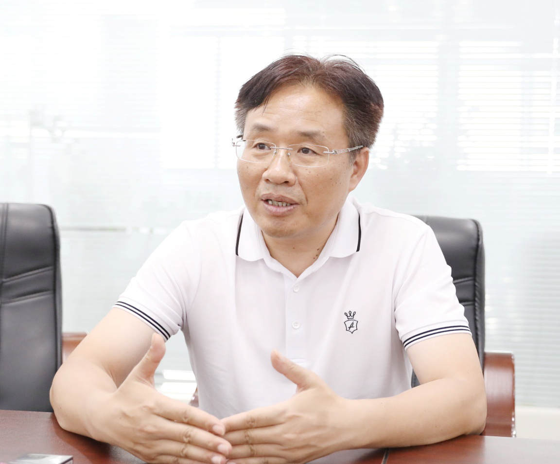 　　中国能源网 | 就在采访开始前的几分钟里，朱建国还在听取员工的工作汇报，内容是关于又一批参观者将要到永联科技建设运营的深圳香梅北公交充电站交流学习。“基本上每天都有人来参观考察，有企业，也有政府机构，有国内的，也有国外的