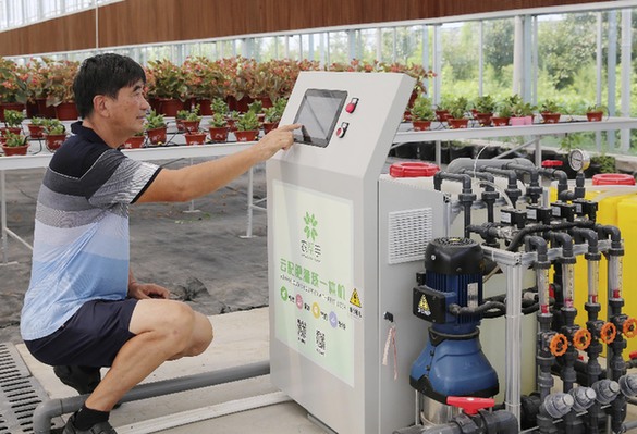 　　7月30日，在江苏省海安市雅周镇雨研科技智慧农业示范园，工作人员检查云配肥灌溉一体机运行情况。　　近年来，江苏南通海安市将自动滴灌、远程数据采集、智能电力温控、农机一体化等技术应用于现代农业园、田园综合体建设，推动农业种植现代化、智能化发展，进一步助力乡村振兴
