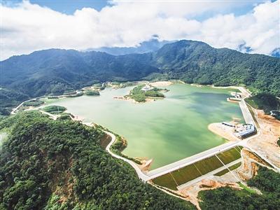 	中国储能网讯：本报营根7月30日电 (记者邵长春 陈雪怡 通讯员宋超)29日凌晨，由南方电网公司投资开发建设的海南琼中抽水蓄能电站(以下简称“海蓄电站”)最后一台机组投入商业运行，标志着海南岛第一座抽水蓄能电站全面投产发电。		7月30日，海南琼中抽水蓄能电站最后一台机组投入商业运行