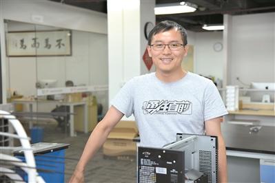 	中国储能网讯：在采访时，刘富德难以抑制对华为公司的欣赏，衣服胸口“勇往直前”四个大字，正是华为任正非提出来的人生信条。	走了20年的学术之路，2015年，刘富德突然想换个“跑道”