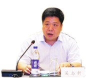 	中国储能网讯：近年来，我国动力电池取得了长足发展，随着全球汽车企业战略转型到来，电动汽车也被各大车企高度重视，这对我国电动汽车产业既是机遇也是挑战，也为我国动力电池产业开启了发展提升的机遇大门。不过，如何在新一轮竞争中占据有利地位，诞生更多的优势集团企业，突破产业链核心薄弱环节，实现跨越式的提质突破？7月19日，在中国新能源汽车动力电池产业发展报告（2018）发布暨产业发展研讨会上，中国汽车技术研究中心有限公司副总经理吴志新提出了三点建议