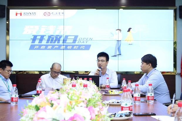 原标题：爱钱帮平台问题：陆复斌、张培峰唱双簧？            《中国经营报》记者获悉，刚刚匆匆宣布退出爱钱帮的百度前副总裁陆复斌已于7月24日晚回京，并在25日前往经侦配合调查。据知情人士透露，陆复斌27日会以直播方式与爱钱帮投资人见面 