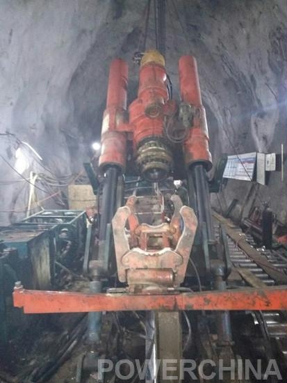 　　7月27日，由水电三局基础建筑分局承建的丰宁抽水蓄能电站项目部高压管道3号下斜井导井顺利贯通，标志着3号下斜井施工中最重要的节点任务圆满完成。&nbsp;　　项目部在3号下斜井反井钻导井施工时总结6号、2号、5号下斜井定向钻加反井钻导井施工经验，进一步创新施工方式，针对目前斜井反井先导孔施工方法存在的不足，采用反井钻机加随钻测斜仪代替定向钻机进行导孔施工，该工艺相对于定向钻机导孔施工，反井钻机反拉扩孔施工工艺有很大优越性：施工周期、施工成本大有缩减