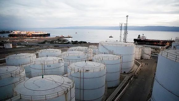 原标题：BP首席经济学家：亚洲LNG溢价将消失 推动天然气市场走向全球化            LNG正在改变全球天然气实时价格的波动机制，美国的亨利中心指数和中国的LNG价格指数会日益趋同。  液化天然气（LNG）需求的迅猛增长和价格变化，正推动全球天然气市场走向一体化