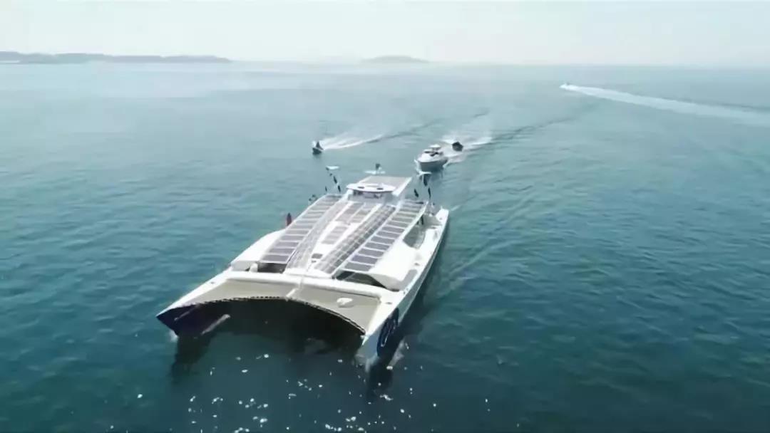 　　这艘名为“能源观察者”(Energy Observer)的自动飞船主要由氢驱动，目前正在日本汽车制造商丰田公司的赞助下进行为期6年的世界巡回赛。　　除了氢，飞船还使用太阳能、风能和海浪作为动力来源