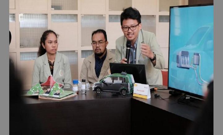 　　据外媒报道，印尼卡渣玛达大学（University of Gadjah Mada，UGM）的学生们设计了一款智能汽车，或能将塑料废料（plastic waste）转换为低排放燃料。　　据该大学发表的声明显示，其化学工程专业的学生们组建了一支智能汽车微藻养殖支持（Microalgae Cultivation Support，MCS）团队，其队长Herman解释道，该团队研发了一项新技术，可将塑料废料转换为液态燃料，从而降低尾气排放量