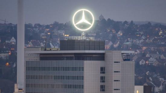 　　据英国路透社报道，为打造零排放和自动驾驶汽车，戴姆勒将对德国辛德芬根(Sindelfingen)和特图尔海姆(Untertuerkheim)的两座工厂进行改造，新增电池制造能力，这也是戴姆勒价值15亿欧元(约合人民币118.8亿元)改造计划的一部分。　　梅赛德斯-奔驰发动机生产负责人戴斯(Frank Deiss)称：“随着电池产能扩大，我们正将传统的特图尔海姆工厂改造为生产电动汽车零部件的高科技工厂