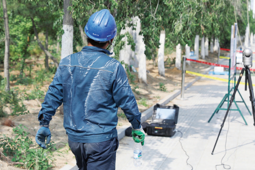 
                        

7月22日，在山東威海雙島灣為客戶(hù)緊急架設(shè)配電線(xiàn)路的威海供電公司員工鄒平安，后背上的汗?jié)n被安全帶勒成了Y字形。

7月18日，江西吉安永豐縣供電公司員工在高溫下工作，渾身都被汗水濕透了