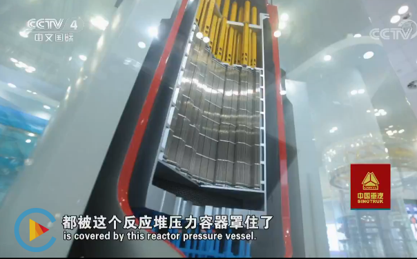 　　[走遍中国]红沿河核电站工作原理：堆芯产生热量的大本营发生在圆柱形巨型建筑中，所以被称之为核岛，紧邻每一个核岛的大型长方体建筑被叫作常规岛。由核岛输出的巨大热能将驱动发电机发出巨大的电量，而一对核岛和常规岛以及附属设施共同构成了一个发电机组