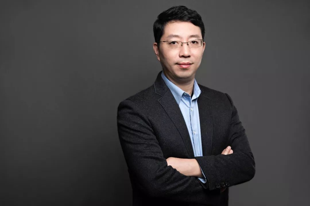 原标题：沃衍资本丁哲波：聚焦工业科技类企业投资、回归本分、为提供“子弹”的人负责            7月流火的上海，在位于南京西路恒基688广场的办公室里，证券时报·创业资本汇记者见到了沃衍资本的管理合伙人丁哲波。比起照片来，他本人的笑容更让人感到亲切