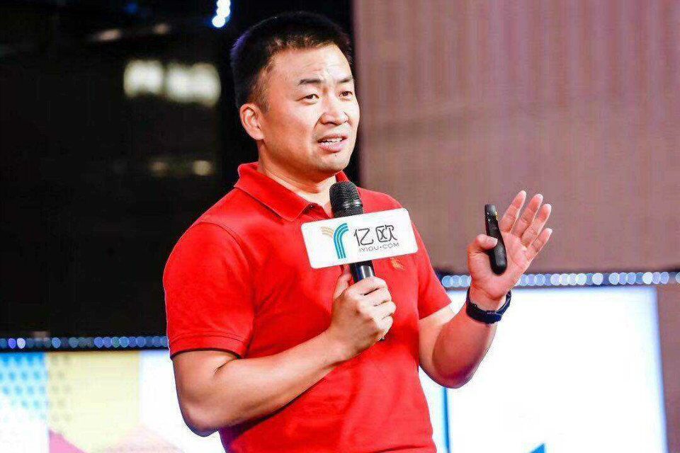 原标题：叶一良：谈及未来经济发展能源必是焦点，南方记者追访报道            南方商报记者：老师对现在能源市场怎么看，以石油煤炭为代表的“老一派”还能否维持强劲走势 叶一良：2018年能源市场的供需解构很稳，石油在目前仍是能源产业“老大哥”，整个2018年上半年，总体供应收紧，受益于欧派克减产协议的达成，油价内在推动力增强，而且美国对伊朗委内瑞拉的石油制裁致使全球原油供应收紧。2018年下半年要注意石油的两大敌人，第一是老对手页岩油，在油价复苏的阶段，美加页岩油得以复苏，尤其是在油价重新打穿55.