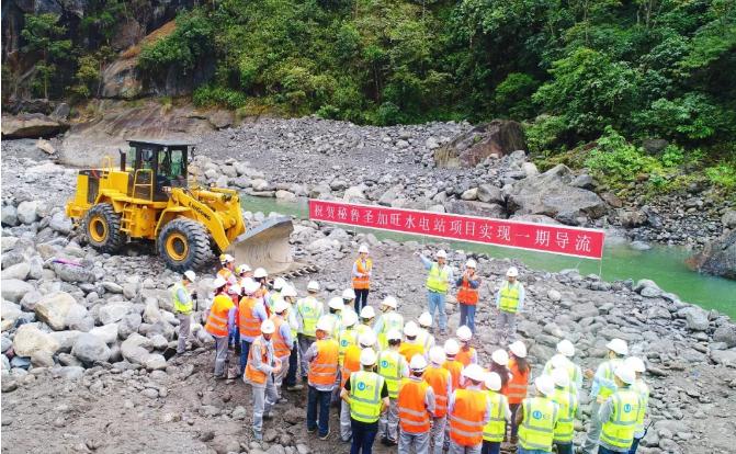 　　:秘魯當?shù)貢r間7月31日上午，秘魯圣加旺III水電站項目一期河道截流儀式在導流渠施工現(xiàn)場隆重舉行，河道截流是水電工程建設中一個重要里程碑，標志著工程建設進入到一個全新階段，也預示著水電站項目將圓滿建成。 　　本文圖片由中水電公司提供　　投資單位環(huán)球水電投資有限公司和承建單位中國水利電力對外有限公司相關(guān)負責人出席了慶祝儀式