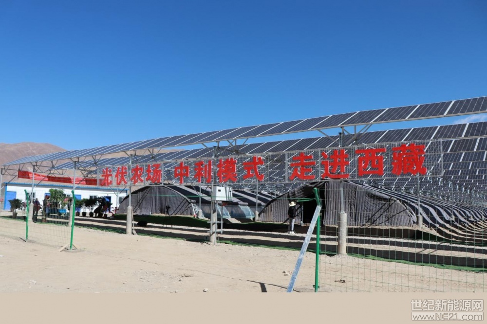 &nbsp;&nbsp;七月的琼结，如画的美丽乡村，阳光洒落在琼结县1兆瓦贫困村光伏农场。棚外阳光和煦，棚内农作物舒展着新叶，等待迎接一场新生