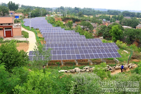 

丘陵上建起光伏發(fā)電站 貧困戶(hù)當(dāng)股東參與分紅

7月30日，牧羊人帶領(lǐng)羊群從河南省孟州市槐樹(shù)鄉(xiāng)巖山村一處光伏發(fā)電站旁通過(guò)。

省級(jí)貧困村巖山村是革命老區(qū)，2016年11月以來(lái)，在各級(jí)幫扶部門(mén)的支持下，鹽山村分三塊在丘陵和廢棄窯洞上建起了村集體光伏發(fā)電設(shè)備，年發(fā)電達(dá)60萬(wàn)千瓦時(shí)，可創(chuàng)收51萬(wàn)元，除去還貸等所需資金，村集體和貧困戶(hù)每年共能拿到7萬(wàn)元的收益