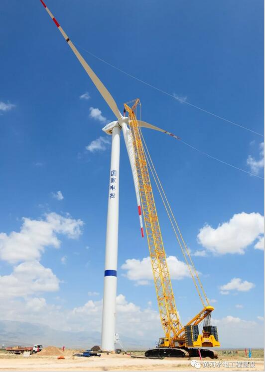 　　7月28日17时37分，由工程建设分公司承担建设工作的海南州多能互补集成优化示范工程40万千瓦风电项目首台109号风电机组吊装完成。　　标志着40万千瓦风电项目风机安装工作的全面铺开