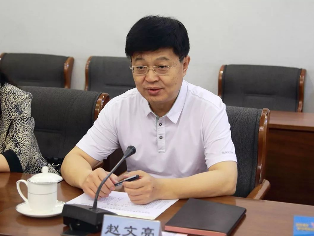                        据内蒙古自治区纪委监委消息：内蒙古自治区发展和改革委员会副主任、党组成员，自治区能源局局长赵文亮（正厅级）涉嫌严重违纪违法，目前正在接受纪律审查和监察调查。　　赵文亮简历：　　赵文亮，男，1965年12月出生，汉族，内蒙古鄂尔多斯人，大专学历，1987年8月参加工作，1990年12月加入中国共产党