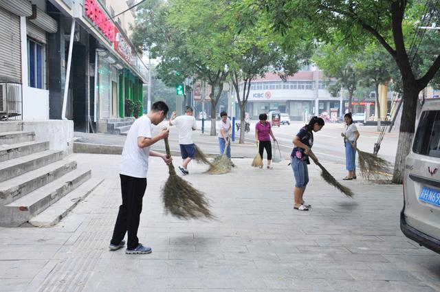 為全力做好省級文明縣城創(chuàng)建活動，8月7日早晨，國網(wǎng)靈壽縣供電公司組織干部職工，上街開展清理環(huán)境衛(wèi)生志愿服務(wù)活動。時值盛夏三伏，早晨七點(diǎn)鐘就已悶熱難當(dāng)