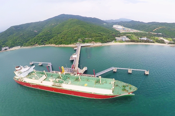 &nbsp;深圳LNG接收站接卸首船LNG　　经济日报-中国经济网8月7日讯 记者从中国海洋石油集团有限公司获悉，近日，来自卡塔尔的9.39万吨LNG（液化天然气）从运输船缓缓注入储罐，中国海油第九座LNG接收站――深圳LNG正式投产。这是我国实施天然气产供储销体系建设以来投产的首个LNG接收站，将进一步保障我国清洁能源供应，优化能源消费结构和推动天然气基础设施互联互通