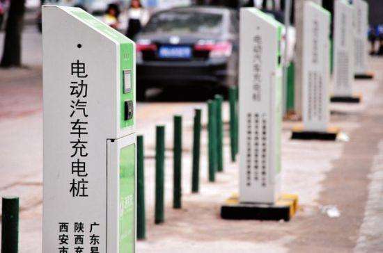 　　摘要：截止2017年12月，中国公共充电桩保有数量21.4万个，比2016年净增约7万个，月均新增约6000个，私人充电桩数量23.2万个。公共充电桩和私人充电桩总量超过44万个，车桩比低于4:1