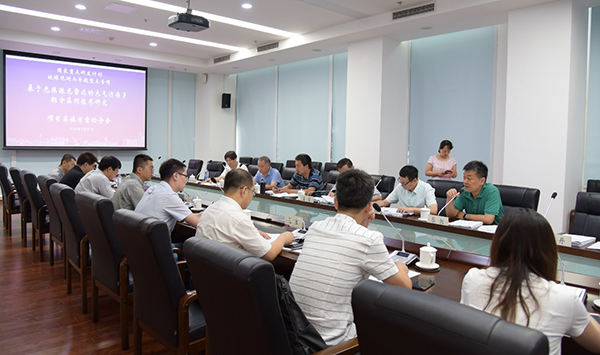 　　【中国仪表网 仪表研发】7月27日，南开大学牵头承担的国家重点研发计划&ldquo;基于光丝激光雷达的大气污染多组分监测技术研究&rdquo;重点专项项目在津南校区召开项目实施方案评审会和启动会。&nbsp;&nbsp;　　科技部地球观测与导航重点专项管理办公室处长张弛，项目评审专家组组长、国家卫星气象中心副主任卢乃锰研究员，评审组成员、清华大学王雪教授、中国国土资源航空物探遥感中心杨清华研究员、北京大学张志刚教授、强场激光物理国家重点实验室冷雨欣研究员等专家学者及南开大学科学技术处有关负责人和项目组