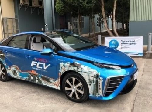 　　提起新能源汽车，大家很多会想到纯电力驱动的汽车，但实际上新能源汽车有很多种类，其中也包括氢燃料电池技术。理论上氢燃料电池更环保，但存在储能密度低、易燃和难以运输等缺陷问题