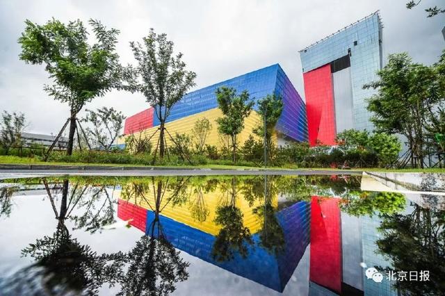 　　通州区永乐店镇，一个外形颇像乐高彩色积木的现代建筑颇为醒目。楼外，水榭庭院环绕，湖畔草木翠绿欲滴，凉亭、长椅、球场和观景步道一应俱全，让人仿佛徜徉在园林之中