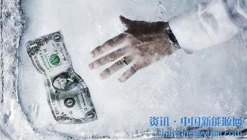                                                                                                                                                                     	　　在历经等待政策漫长的两个月期间，很多光伏人开始放弃了不切实际的幻想，面对实际情况来解决拖了两个月的难题，那就是放弃光伏行业还是想办法坚持到寒冬结束。	　　这确实是一个艰难