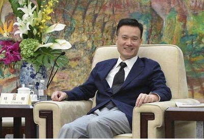 原标题：他是中国最低调、最年轻的巨头，公司年营业收入437亿            在中国民营企业界，叶简明是最低调的那一个，同时他也是最有实力且最年轻的巨头。他是中国华信能源有限公司的创始人、董事长
