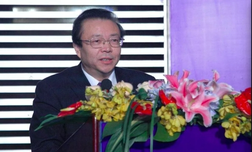 原标题：超越魏鹏远！华融原董事长赖小民私藏约3吨现金！这要多少钱……             华夏能源网（微信号：hxny100）了解到，近日，原华融董事长赖小民案再度爆出惊人案情！办案人员在赖小民的几处房产里，搜出成山的现金货币，共计人民币2.7亿元，重达3吨！ 一山更比一山高！赖小民也因此超越了2014年4月原能源局煤炭司副司长魏鹏远被查时的2.3亿现金记录。 令人震惊的是，这仅仅是冰山一角，赖小民腐败案的涉案金额远远不止这些