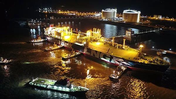 原标题：国内首座民营大型LNG接收站开港投产  核心设备系“中集造”             日前，装载约14.5万方液化天然气的“Stena Blue Sky”号LNG（液化天然气）运输船从卡塔尔抵达浙江舟山，至此，国内首座民企投资运营的LNG接收及加注站——浙江新奥舟山LNG接收及加注站迎来首船液化天然气，标志着该项目正式开港投产。 据了解，该站项目一期最核心、最关键的工程——2座16万立方米LNG储罐，由中集集团旗下中集安瑞科上海梯杰易气体工程技术有限公司和南京扬子石油化工设计工程公司组成的联合体（
